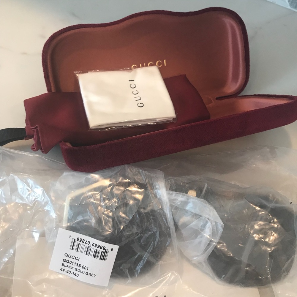 Gucci black shield sunglasses π₯π₯π₯π₯ - Picture 2 of 8